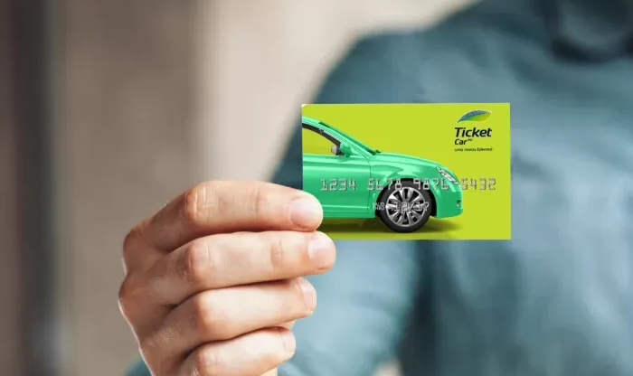 mão segurando cartão ticketcar.